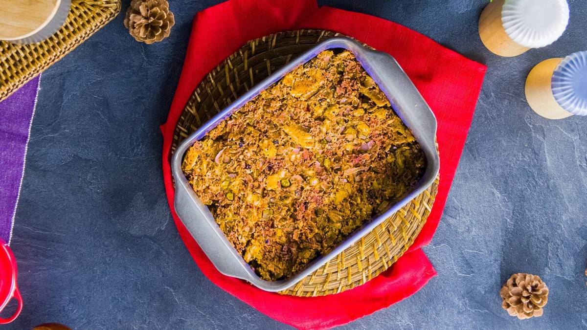 Eine Auflaufform mit Truthahnfüllung-Auflauf