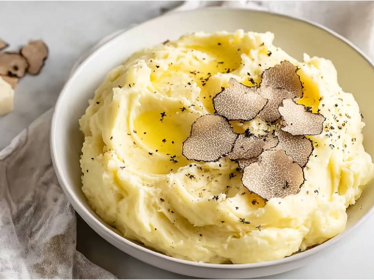 Teller mit Trüffel-Kartoffelpüree mit Trüffelscheiben als Toppig.