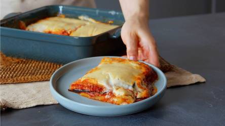 Ein Teller mit einem Stück vegetarische Moussaka