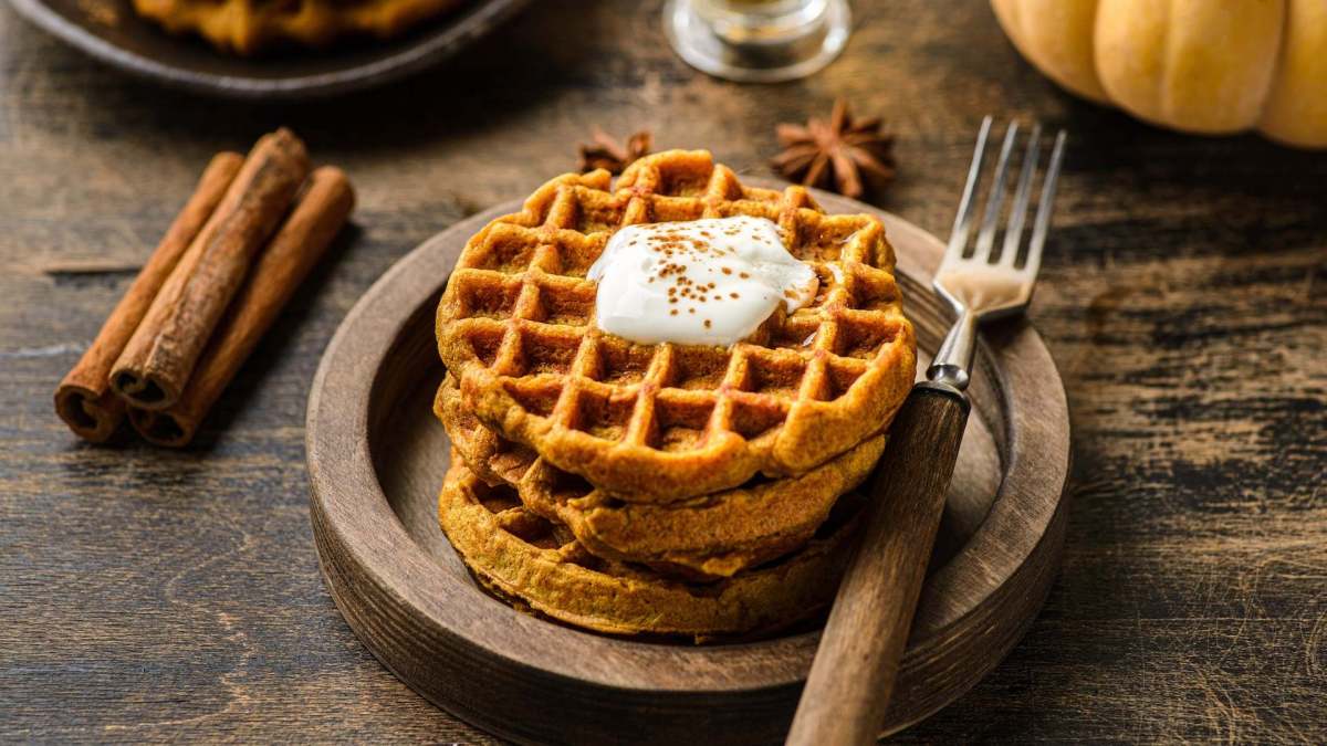 Ein Stapel Zimtwaffeln mit Joghurt-Dip.